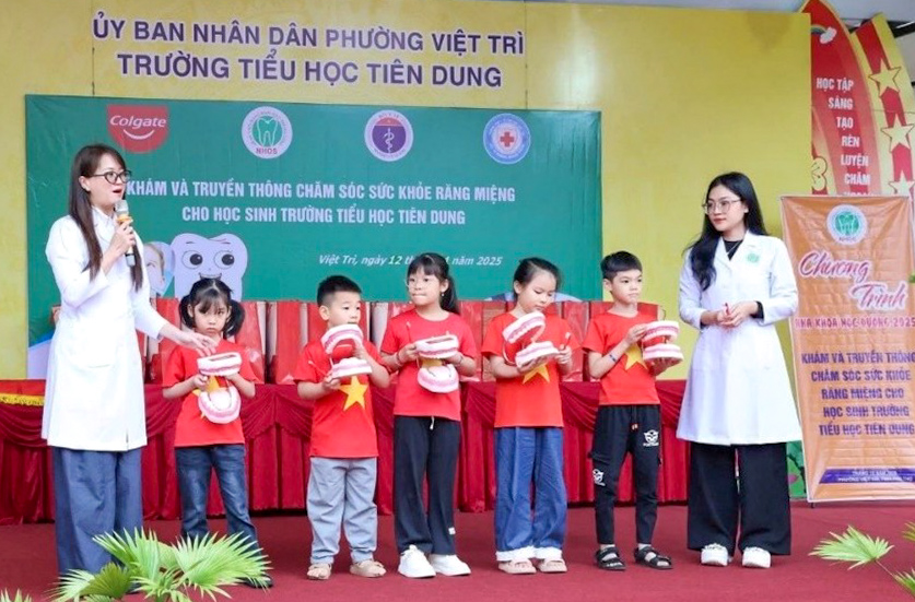 Bác sĩ Bệnh viện hướng dẫn học sinh chải răng đúng cách